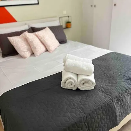 Small Hidden Gem 3' From Attiki Station Apartment *