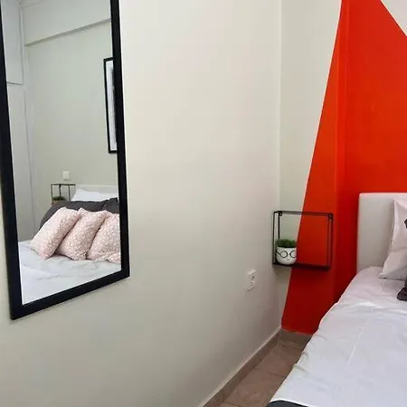 Small Hidden Gem 3' From Attiki Station Apartment Athens